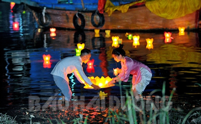Lung linh lễ cầu an và hội hoa đăng trên sông Lục Đầu 